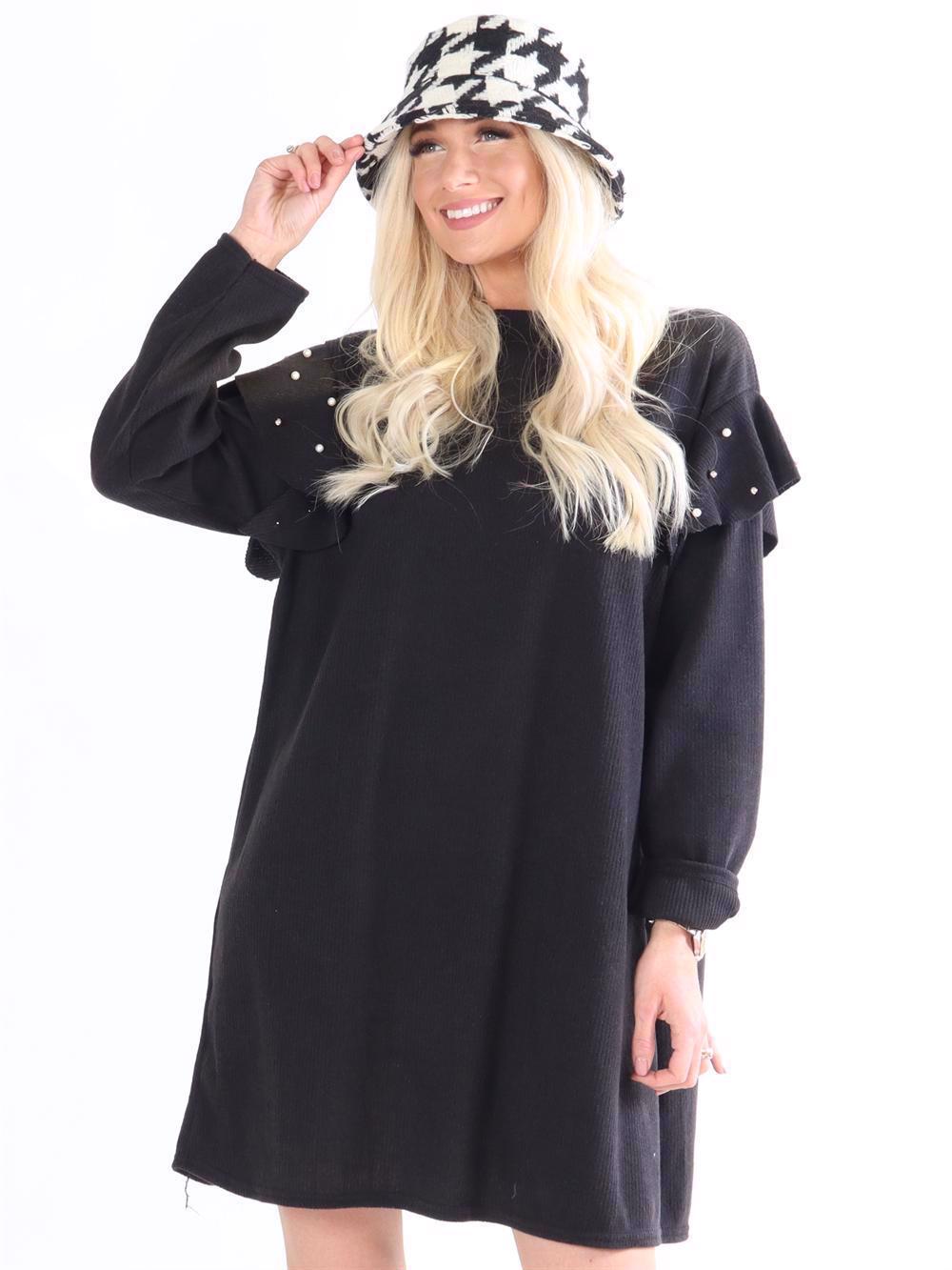 Linda - Blød kjole med perler og flæser